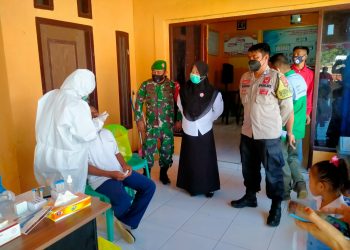 Puluhan Staf Desa dan Guru di Poto Tano Diswab Antigen
