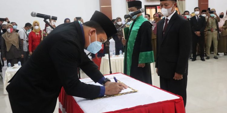 Bupati Dompu Resmi Melantik Gatot Gunawan Sebagai Sekda