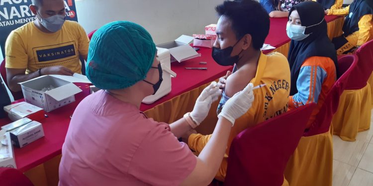 1.928 Warga di KSB Jalani Vaksinasi Masal