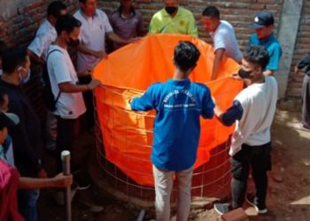 Prodi Budidaya Perairan Vokasi Unram Gelar Pelatihan Pembuatan Bak Terpal