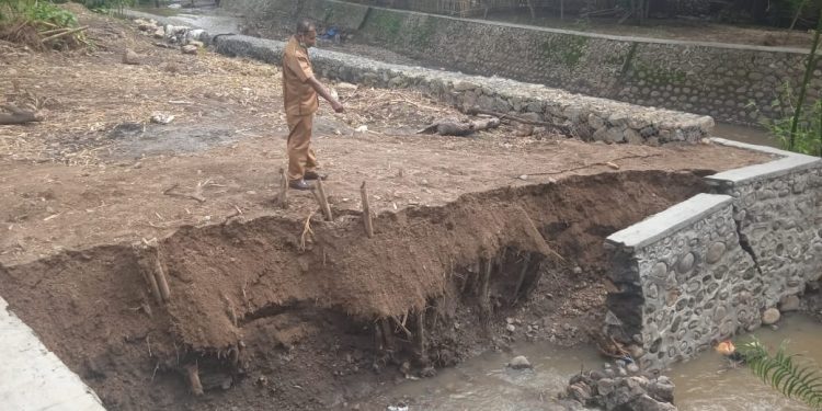 Diduga Kerja Asal-asalan, Bangunan Talud Aspirasi Ketua DPRD Bima di Tambe Sudah Ambruk