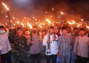 Pawai Obor Warnai Malam Takbiran di Dompu, Bupati Ajak Warga Dukung Program Jara Pasaka