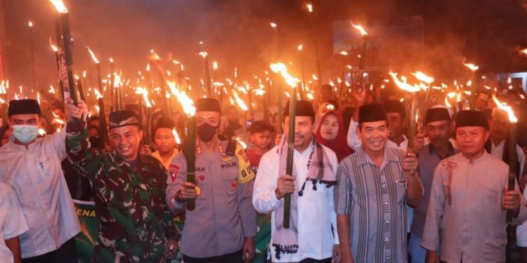Pawai Obor Warnai Malam Takbiran di Dompu, Bupati Ajak Warga Dukung Program Jara Pasaka