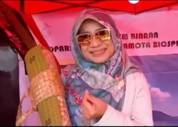 Bunda Niken Puji Produk UMKM Binaan Geopark Tambora
