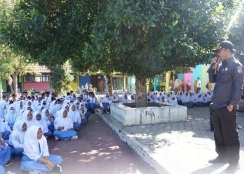 Bawaslu Gelar Sosialisasi Pengawasan Partisapatif di SMAN 1 Woja