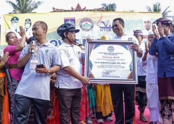 Gubernur Terima Penghargaan Sebagai Tokoh Moderasi Beragama NTB