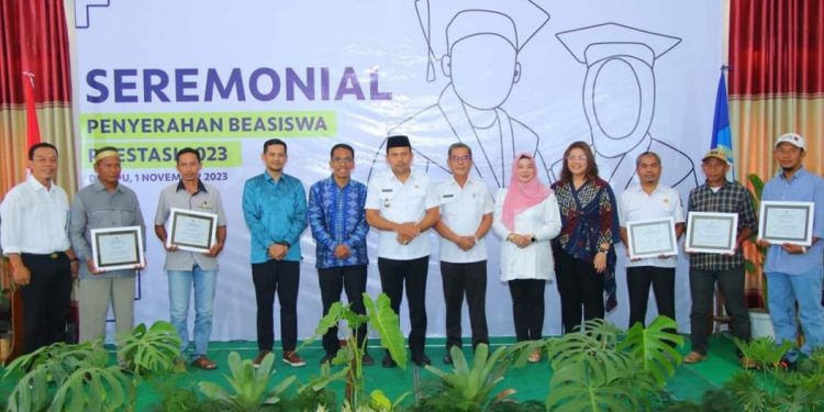 PT. STM Serahkan Beasiswa Kepada 40 Mahasiswa Dompu Berprestasi