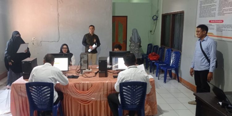 4 Calon Anggota Panwaslu Kecamatan Dompu Jalani Tes CAT