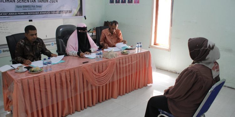 Dua Calon Anggota Panwaslu Kecamatan Dompu Jalani Tes Wawancara