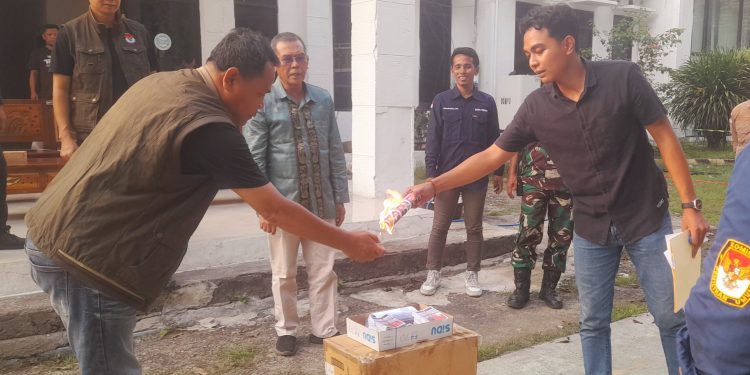 KPU Dompu Musnahkan Ratusan Surat Suara Lebih dan Rusak
