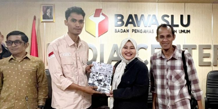 Bawaslu Dompu Serahkan Laporan Kehumasan 2024 ke Bawaslu RI