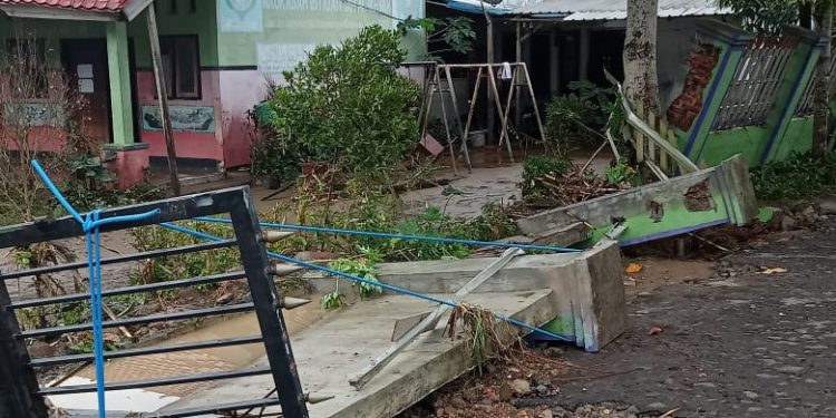 Diterjang Banjir, Ponpes Al-Ikhwan Desa Lepadi, Dompu Rusak Parah
