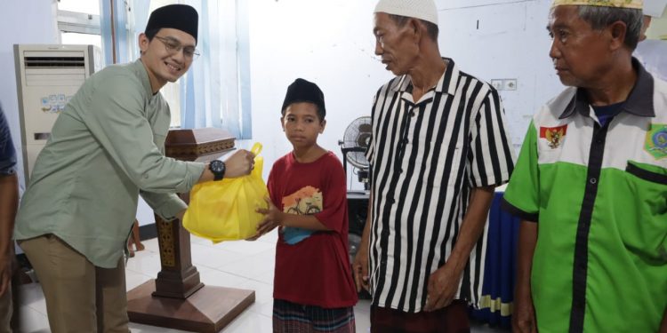PWI Dompu Bersama  PT. STM Santuni 100 Anak Yatim dan Kaum Duafa