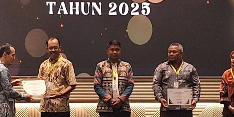 Bawaslu Dompu Raih Predikat Informatif pada Anugerah Keterbukaan Informasi Publik 2025